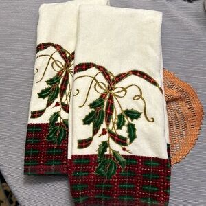 Bath Towels ( set) of Lenox Bath Face Towels, Great For The HOLIDAYS.